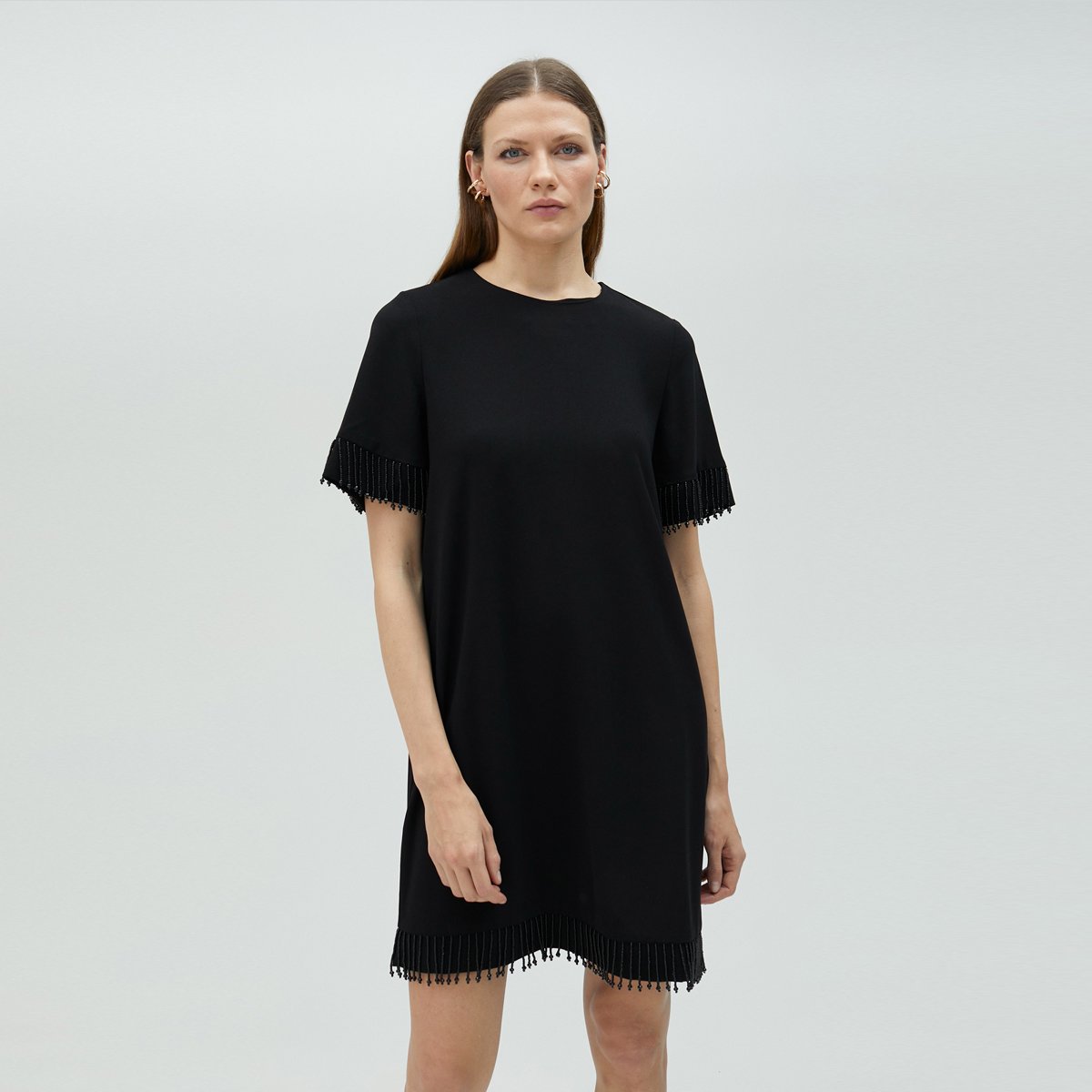 Robe courte avec franges en strass sur les manches et le bas noir, LOLA CASADEMUNT