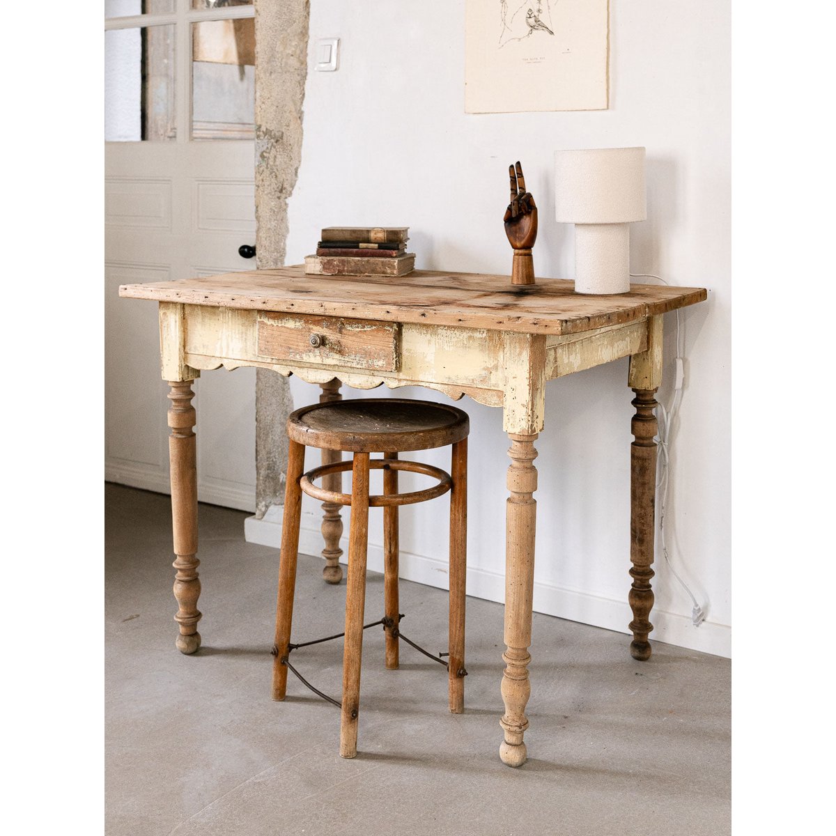 Bureau ancien en bois patiné jaune Edouard N°562 - Bon état bois clair, DEBONGOUT