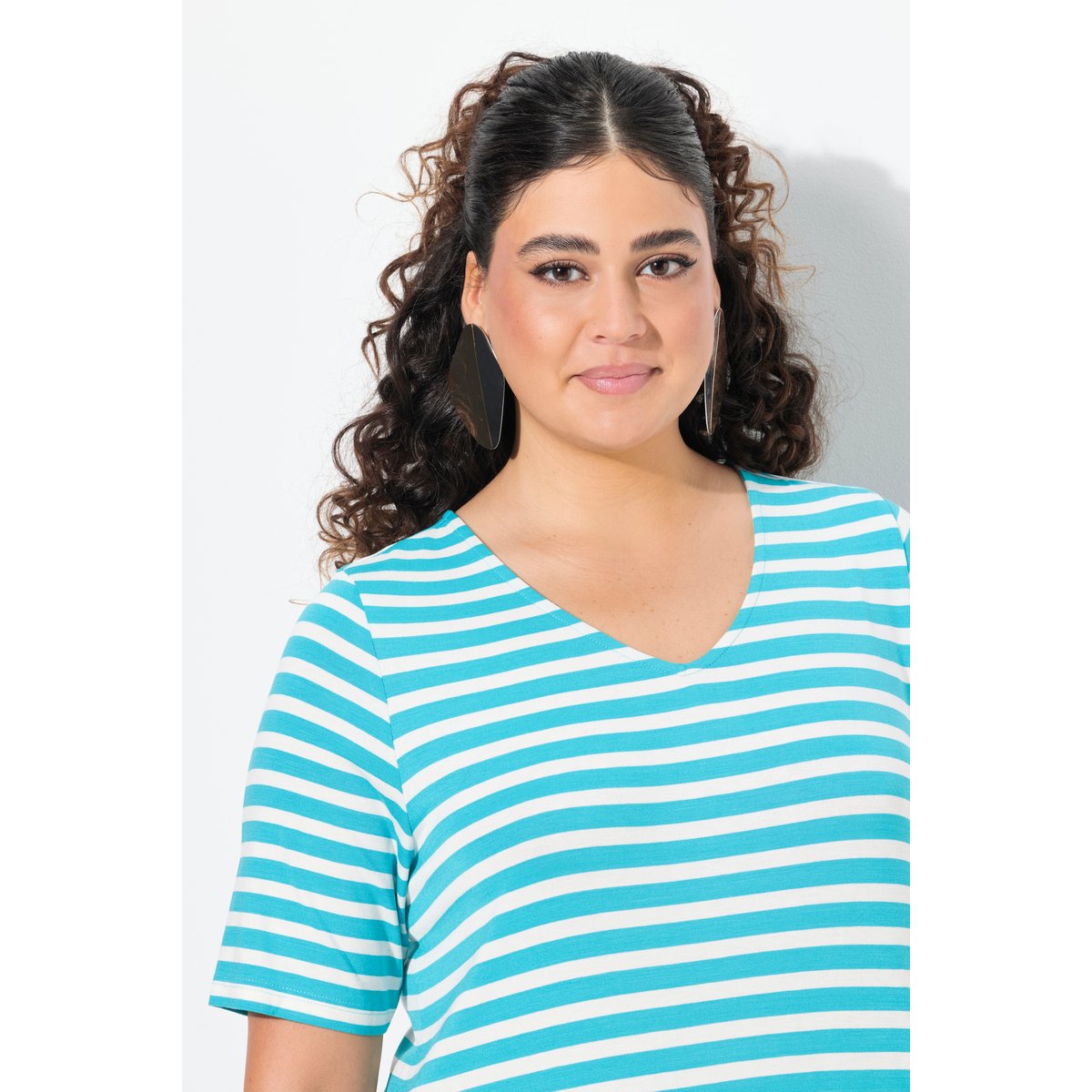 Robe midi à rayures. Décolleté V et manches aqua foncé, ULLA POPKEN