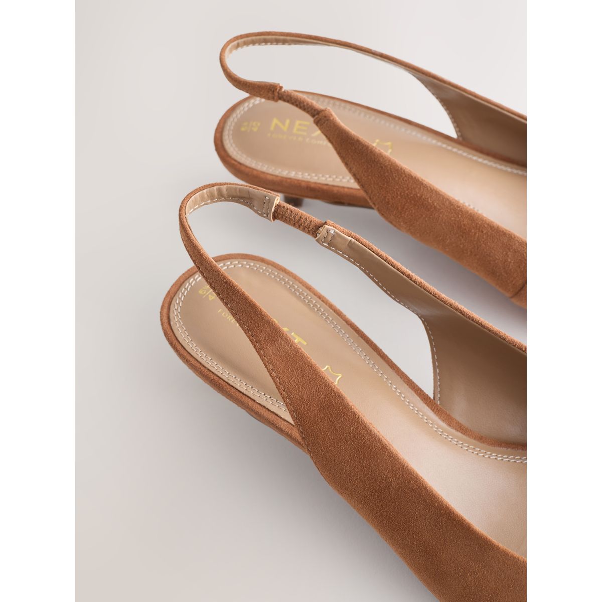 Chaussures pointues en cuir à petit talon sable, NEXT