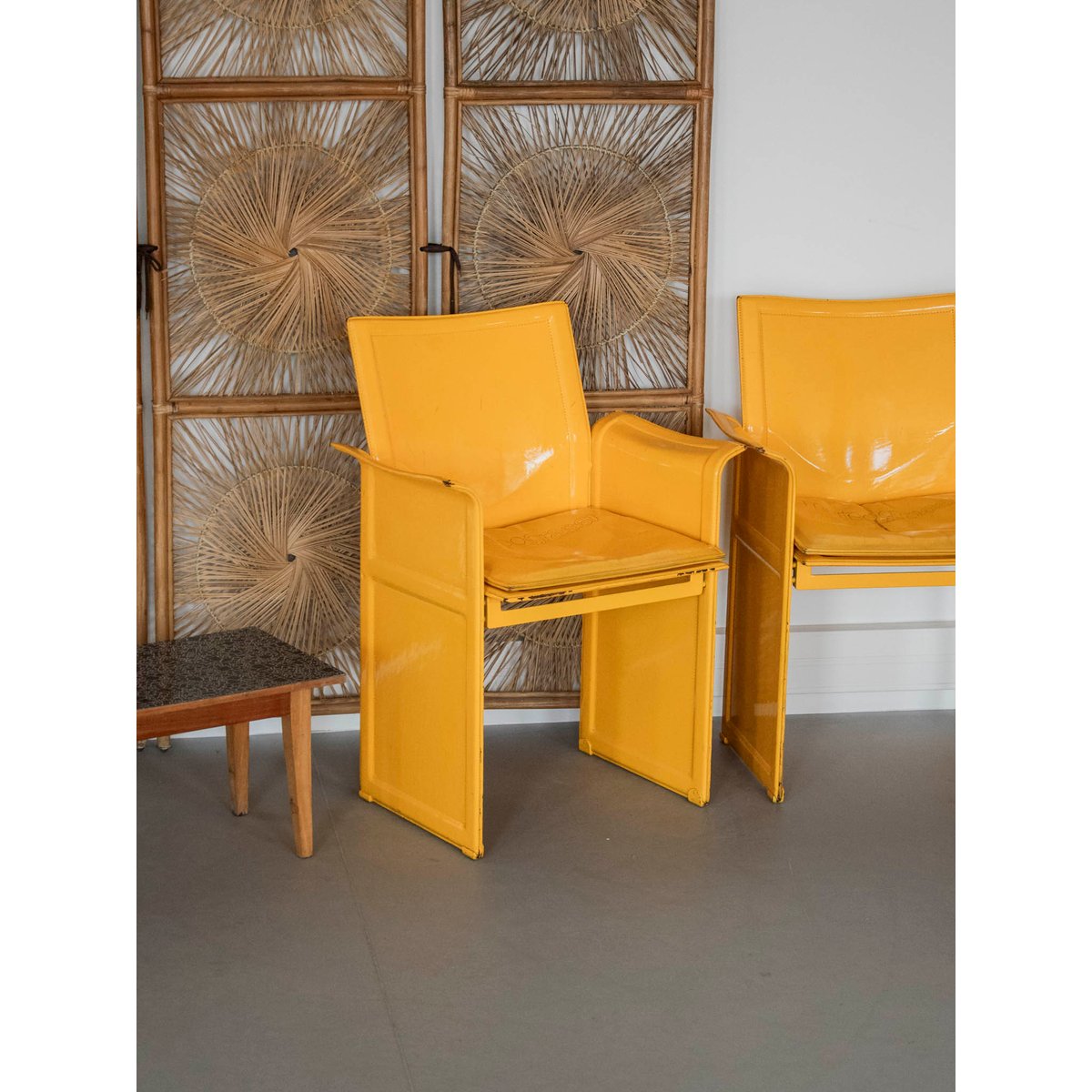 Paire de fauteuils jaunes vernies Jakob N°1267 - Bon état jaune, DEBONGOUT