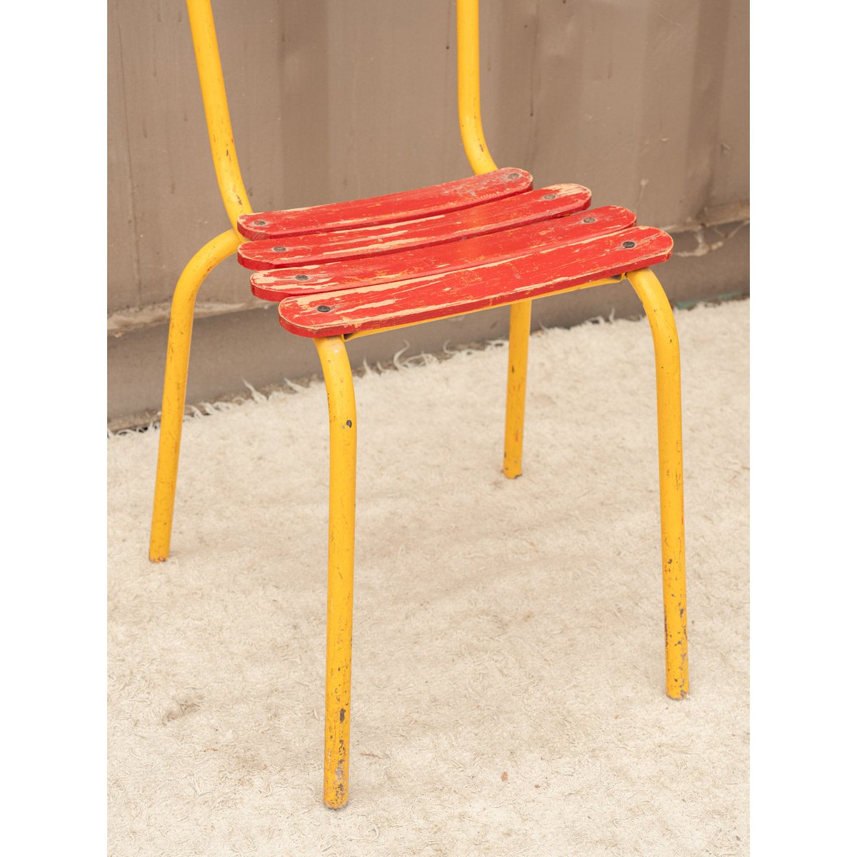 Lot de 6 chaises en métal rouge et jaune Alma N°2020 - Bon état rouge, DEBONGOUT