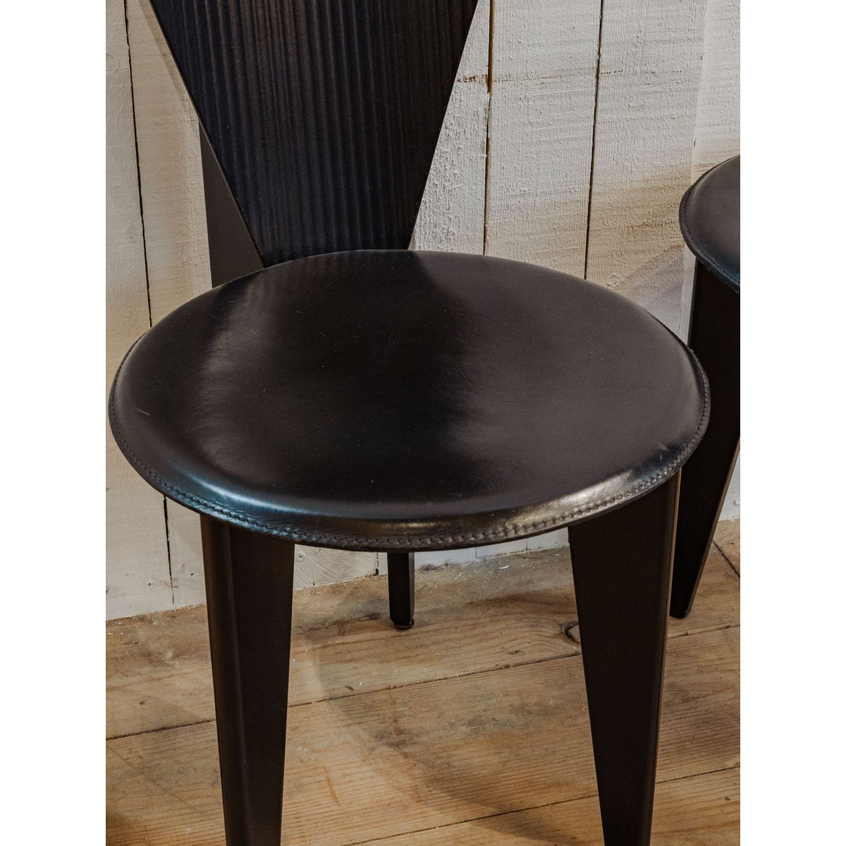 Paire de chaises en simili cuir noir Alma N°1694 - Bon état noir, DEBONGOUT