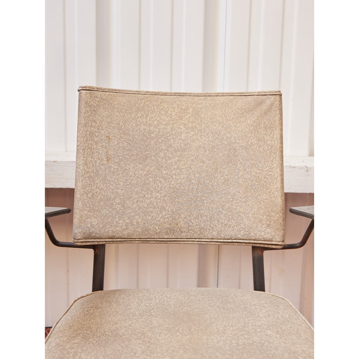 Paire de fauteuils en skaï Jakob N°1303 - Bon état gris, DEBONGOUT