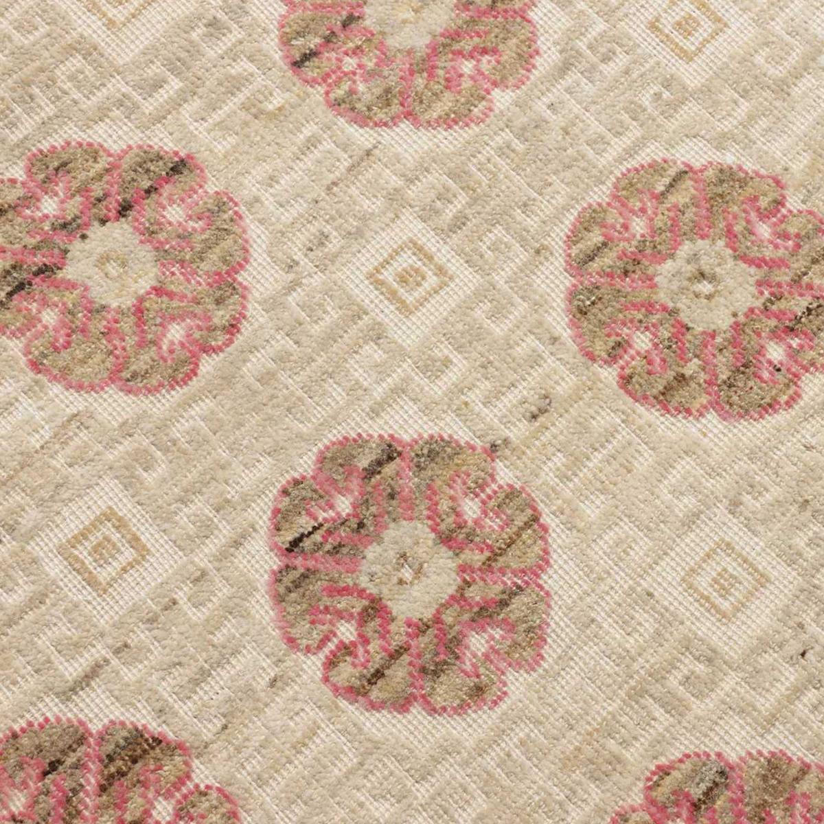 Tapis salon, motif nature floral, artisanal noué main en laine beige, crème, rose, UN AMOUR DE TAPIS