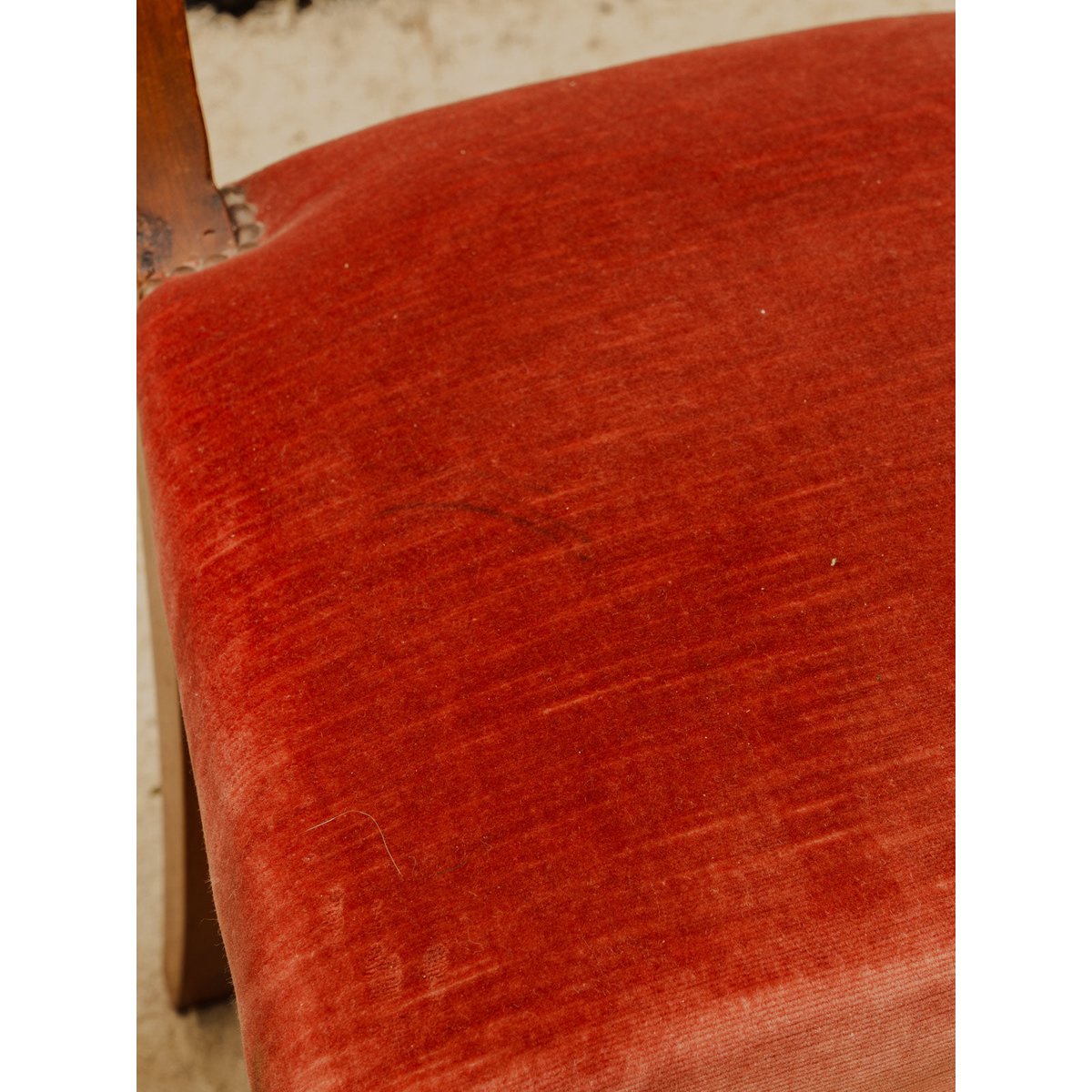 Lot de 3 chaises en bois et tissu rouge Claude N°1705 - Bon état bois foncé, DEBONGOUT