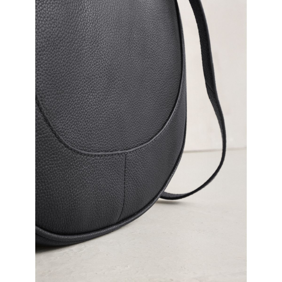 Sac à bandoulière en cuir noir, NEXT
