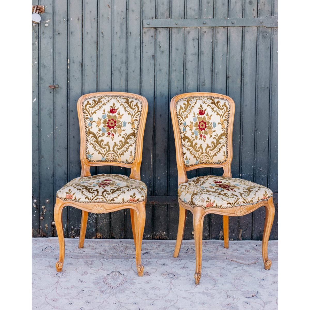 Paire de chaises au tissu floral Claude N°1556 - Bon état multicolore, DEBONGOUT