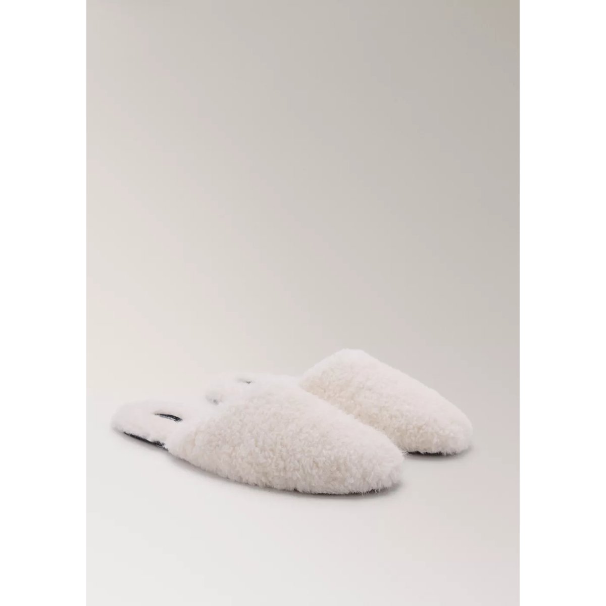 Chaussons mouton retourné à bout arrondi écru, MANGO
