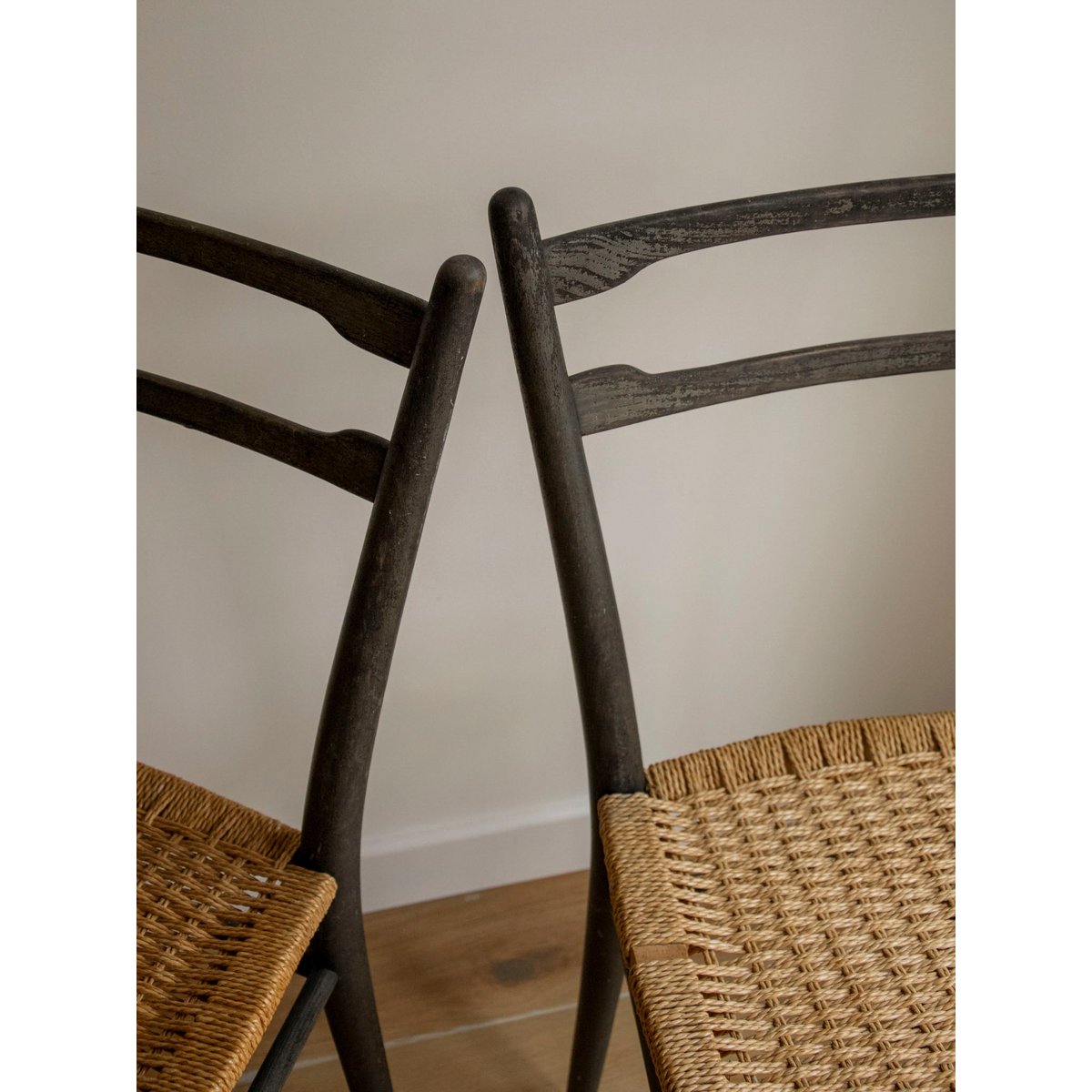 Paire de chaises aux lignes épurées Claude N°1563 - Bon état bois foncé, DEBONGOUT