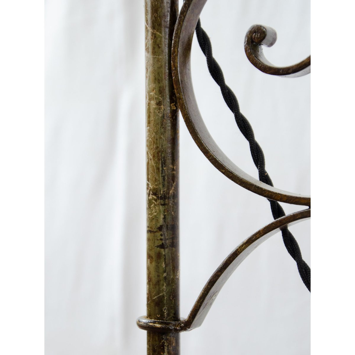Lampadaire en fer forgé et rotin Julien N°429 - Bon état gris, DEBONGOUT