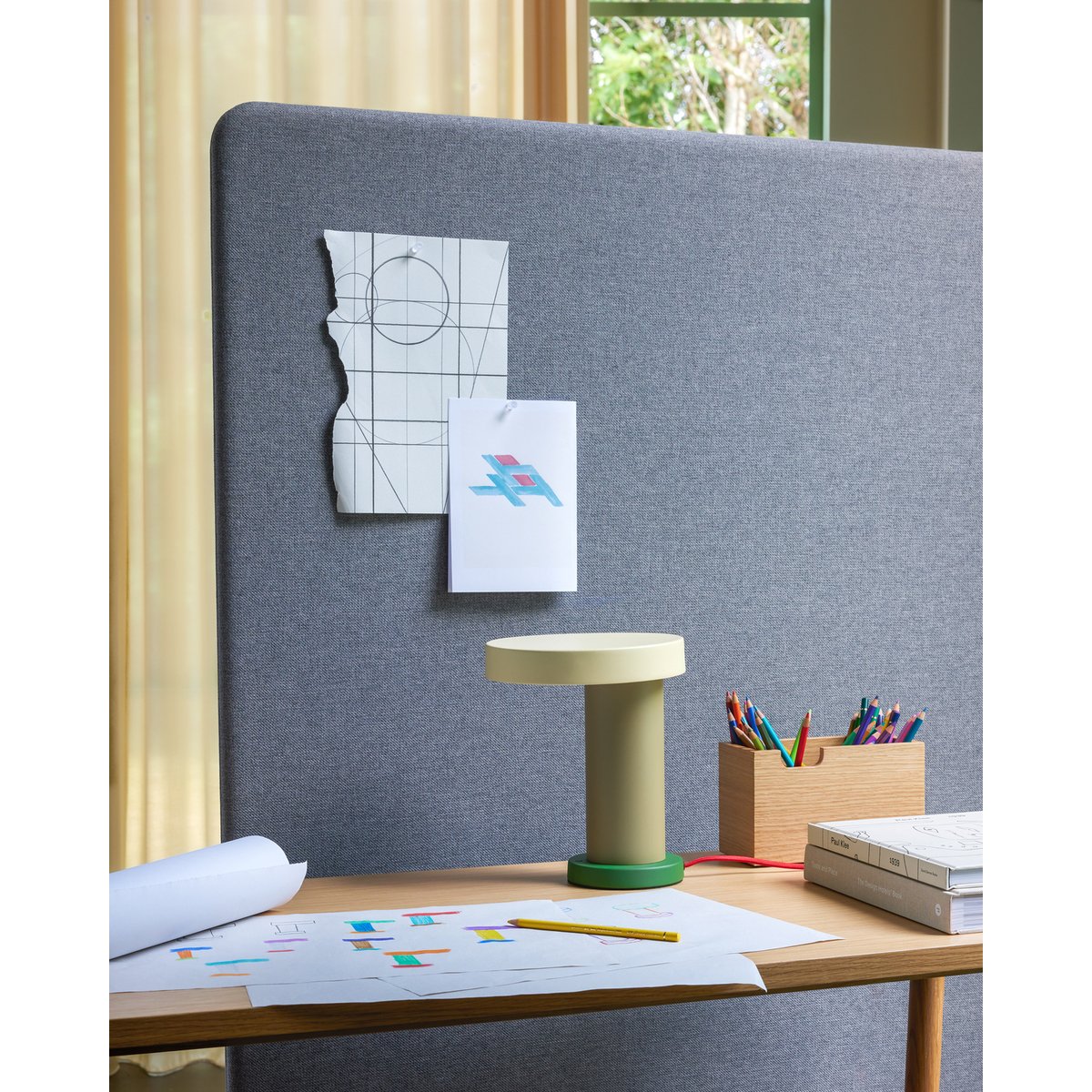 Lampe de table en fer et polycarbonate MAGIC vert/olive, HUBSCH