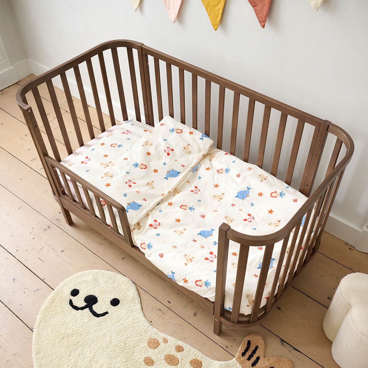 Lit bébé évolutif ovale COCON noyer foncé, PETITE AMELIE