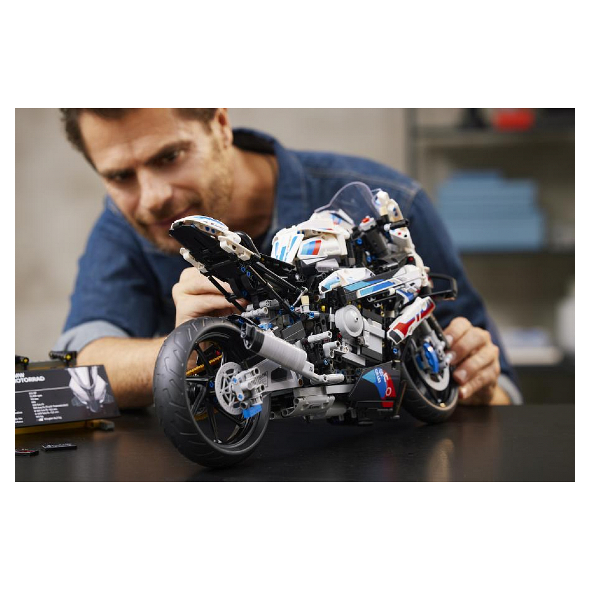 LEGO Technic - Réplique de la BMW M 1000 RR - Modèle 42130 rouge, blanc et bleu, LEGO
