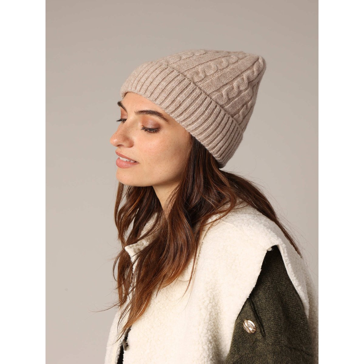 Bonnet torsadé en maille avec large revers côtelé ALPY beige, DEELUXE