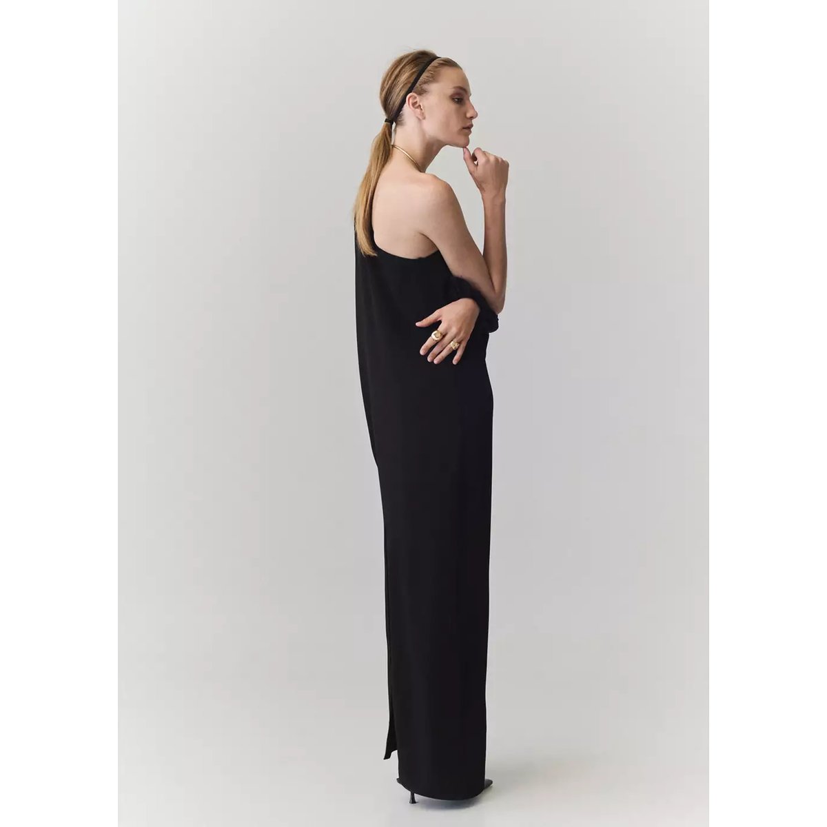 Robe asymétrique avec collier noir, MANGO