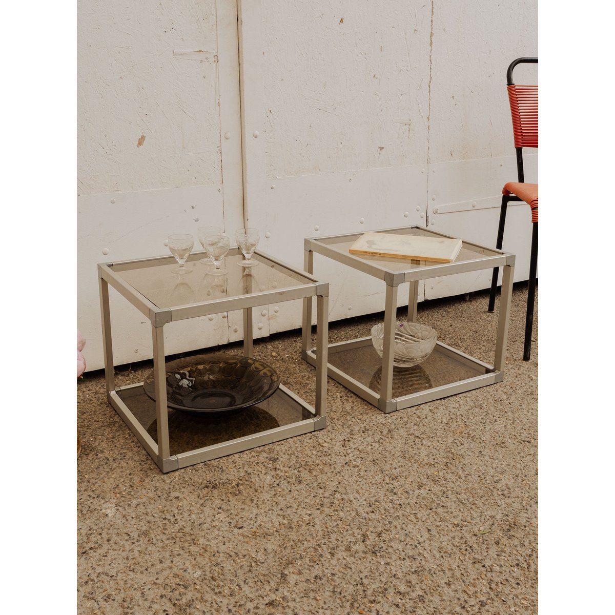 Paire de tables d'appoint en verre et chromée Hanna N°1359 - Bon état argenté, DEBONGOUT