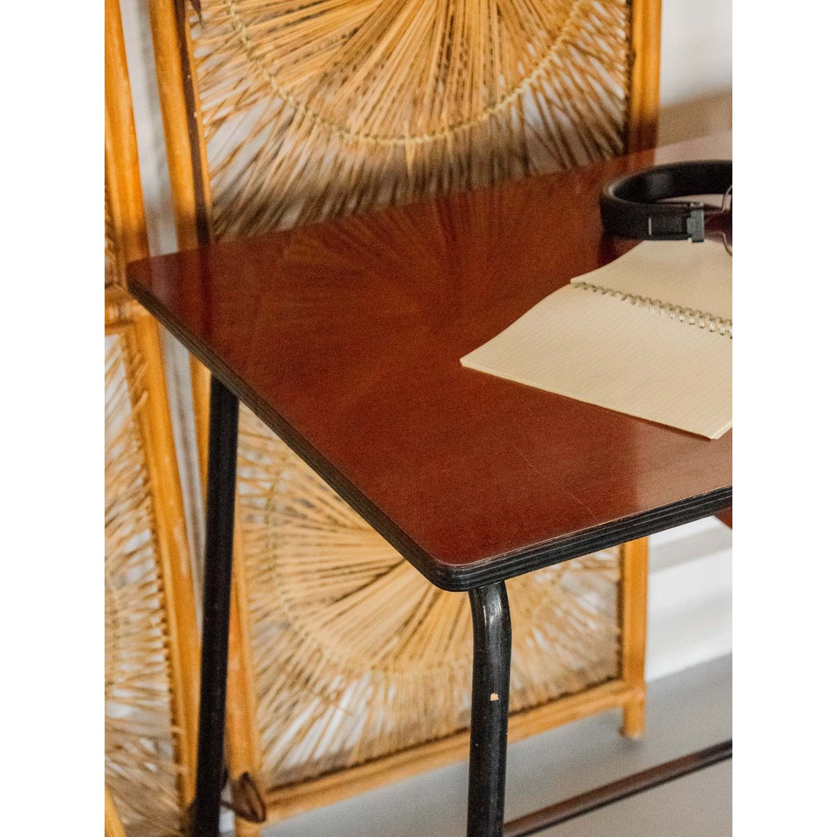 Bureau en formica foncé et métal Yvan N°513 - Bon état noir, DEBONGOUT