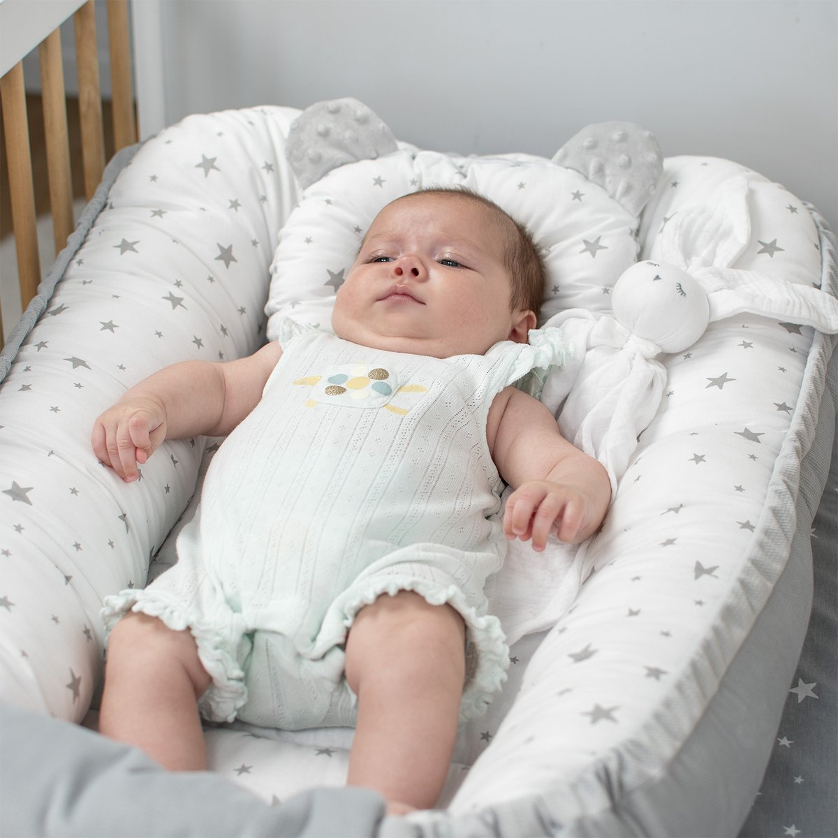 Cocon nid bébé matelassé réducteur de lit STELLA stella, imprimé étoiles blanc, gris, SEVIRA KIDS