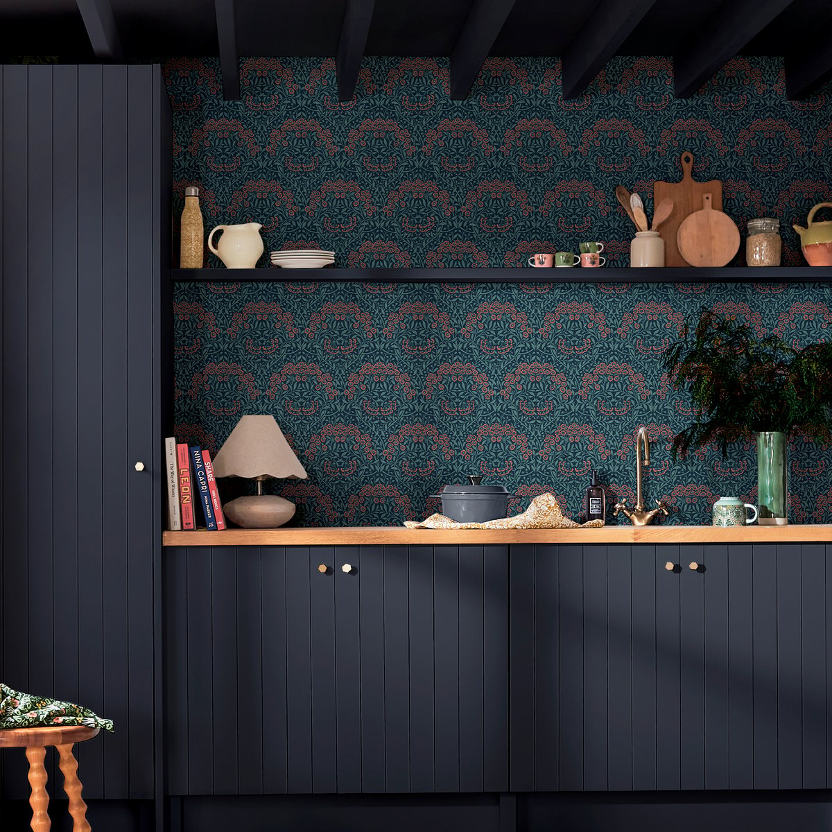 Papier peint fleuri Michaelmas Daisy Midnight bleu, corail, WILLIAM MORRIS AT HOME
