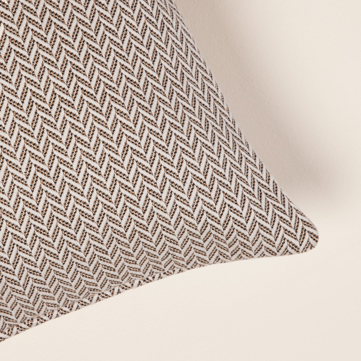 Housse De Coussin en Jacquard à motifs chevron ALEJANDRO écru ocre et noir, MADURA