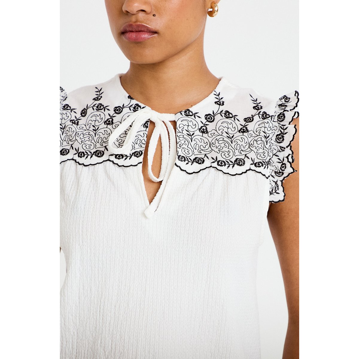 Blouse décolleté sans manches brodée noir, CACHE CACHE