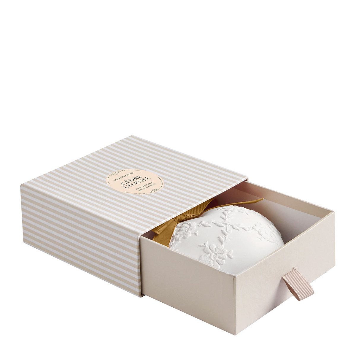Décor parfumé Grand Cœur brodé CÈDRE ÉTERNEL blanc, MATHILDE M