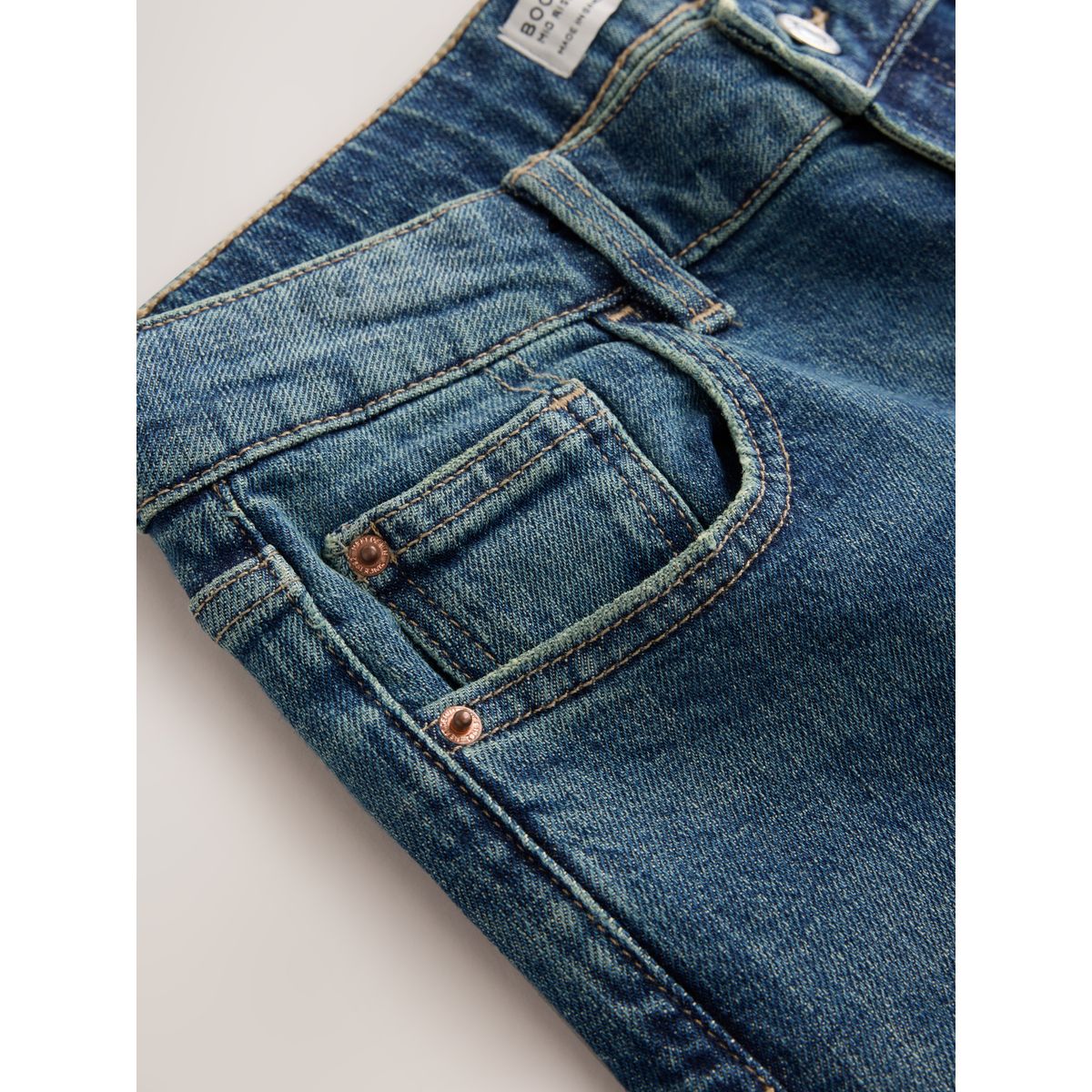 Jean bootcut en denim à taille mi-haute bleu moyen, NEXT