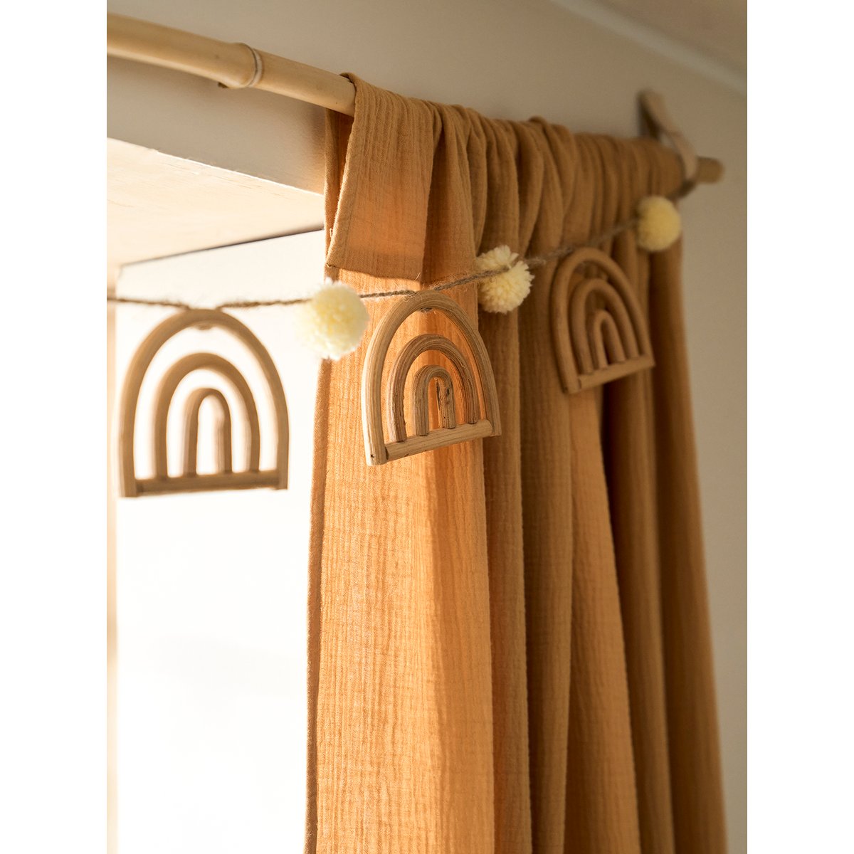 Guirlande arc-en-ciel et pompons en rotin beige, VERTBAUDET