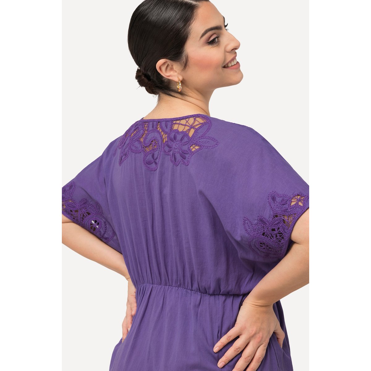 Robe oversize avec broderies. Décolleté en violet, ULLA POPKEN