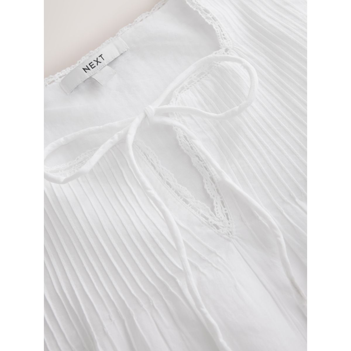 Robe courte brodée avec nœud sur le devant blanc, NEXT