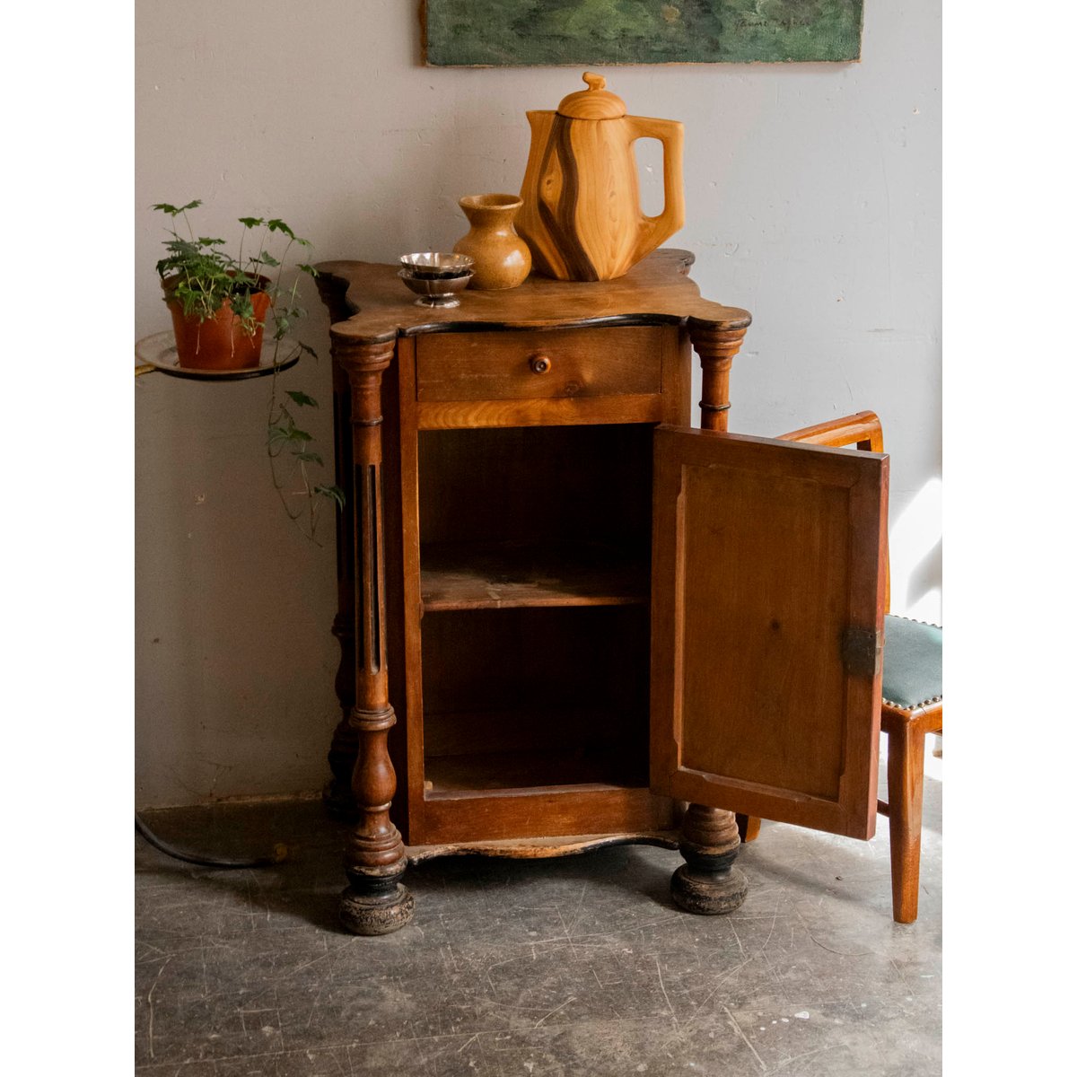 Armoire en bois aux pieds sculptés Magda N°727 - Bon état bois foncé, DEBONGOUT