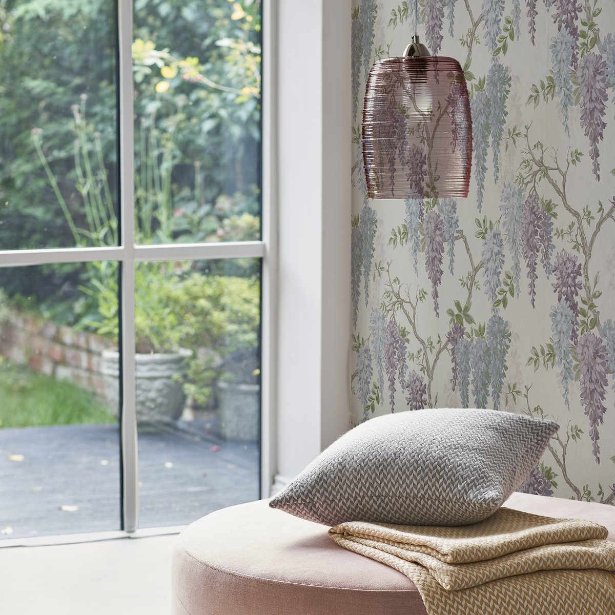 Papier peint Treilles de fleurs de Glycine Wisteria Garden bleu/parme, LAURA ASHLEY