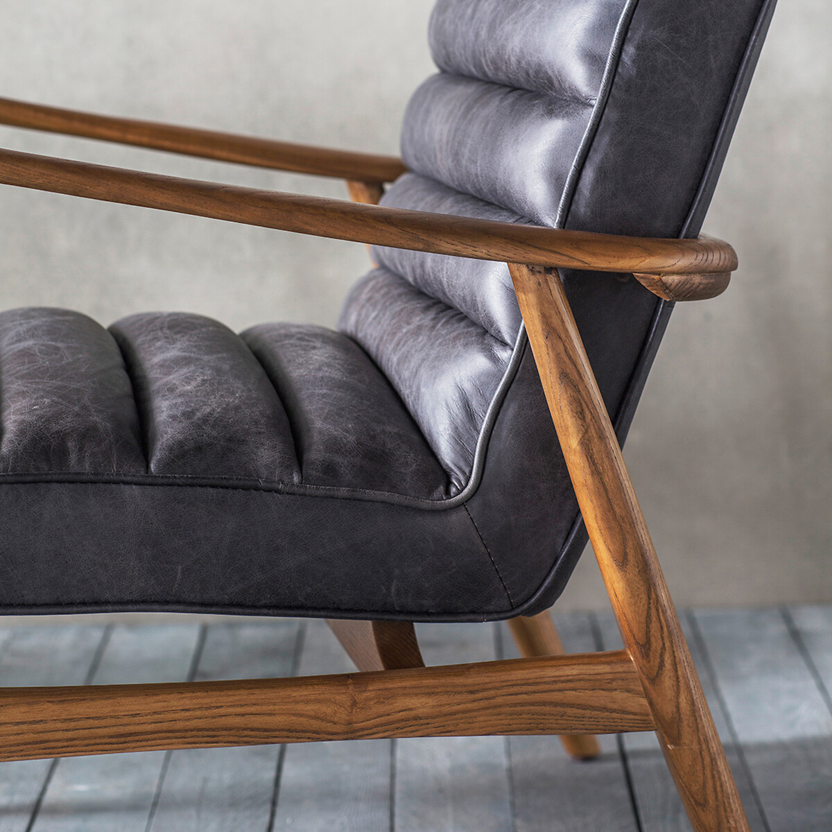 Fairfield Mid-Century Leather Armchair with Solid Wood Frame ebony black, ÉDITÉ