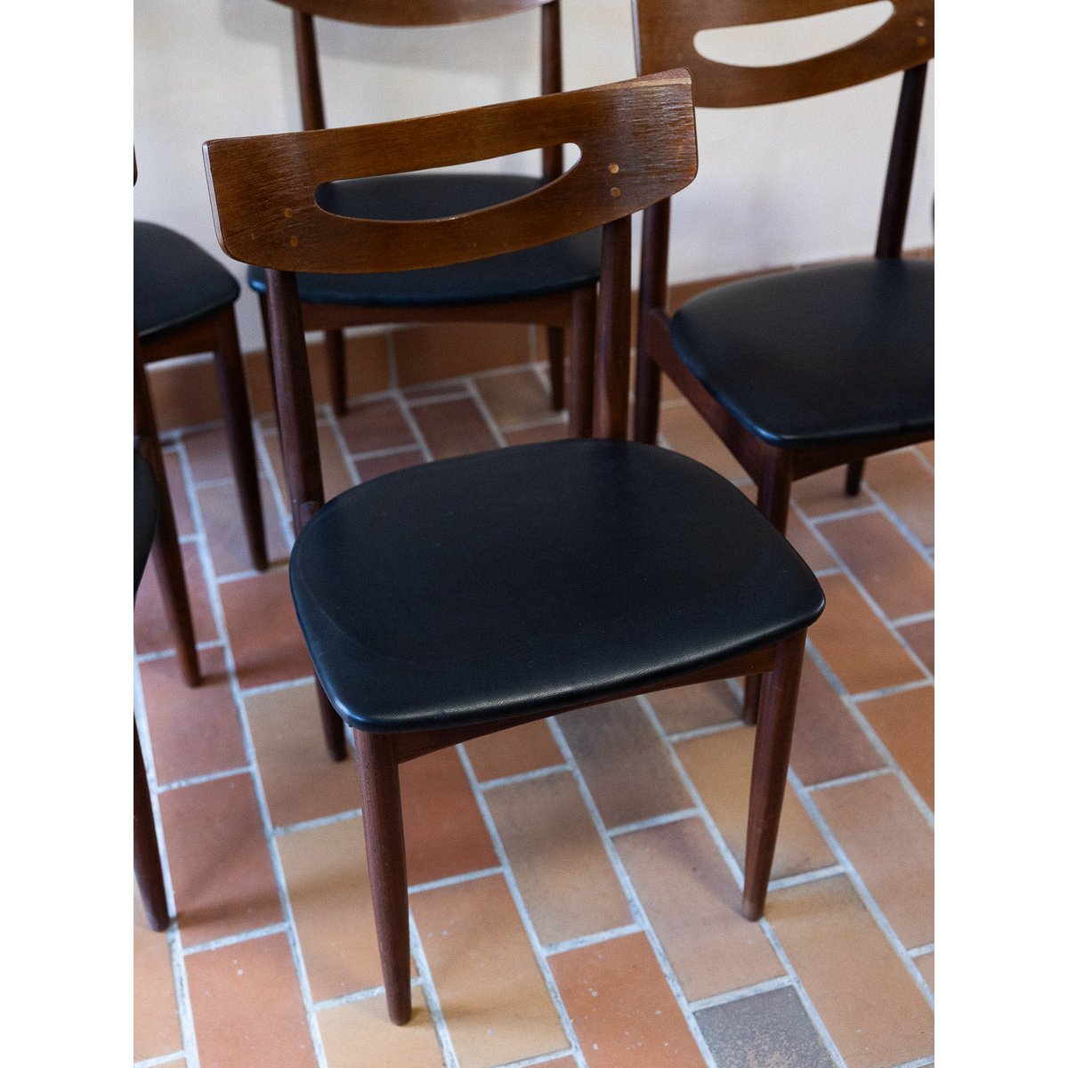 Lot de 5 sublimes chaises Alma N°1800 - Bon état bois foncé, DEBONGOUT