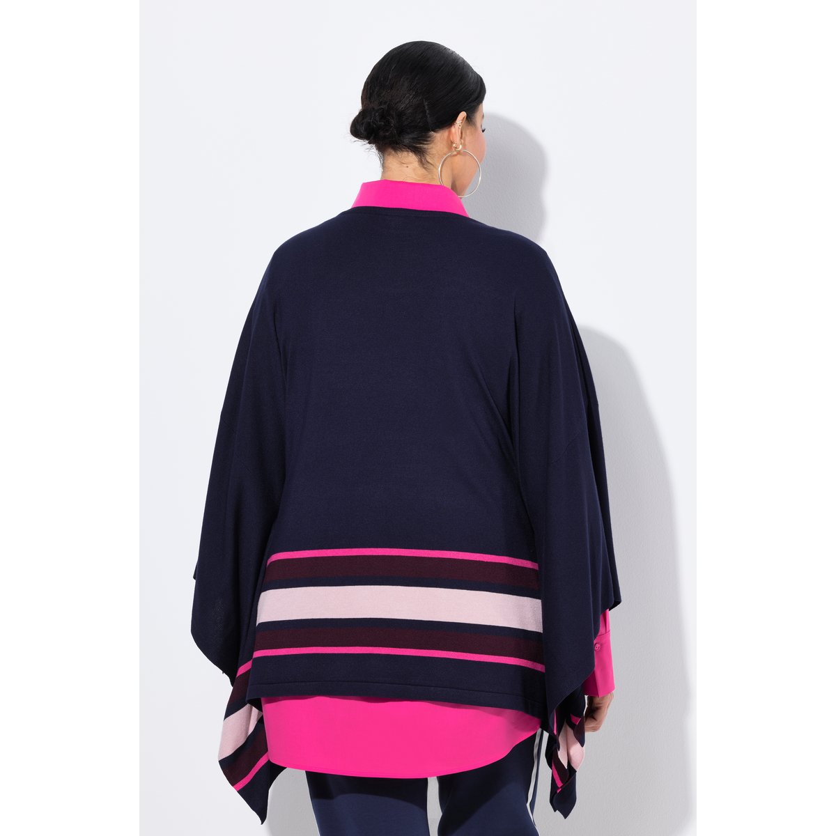 Cape en maille oversize, rayures à la base marine, ULLA POPKEN