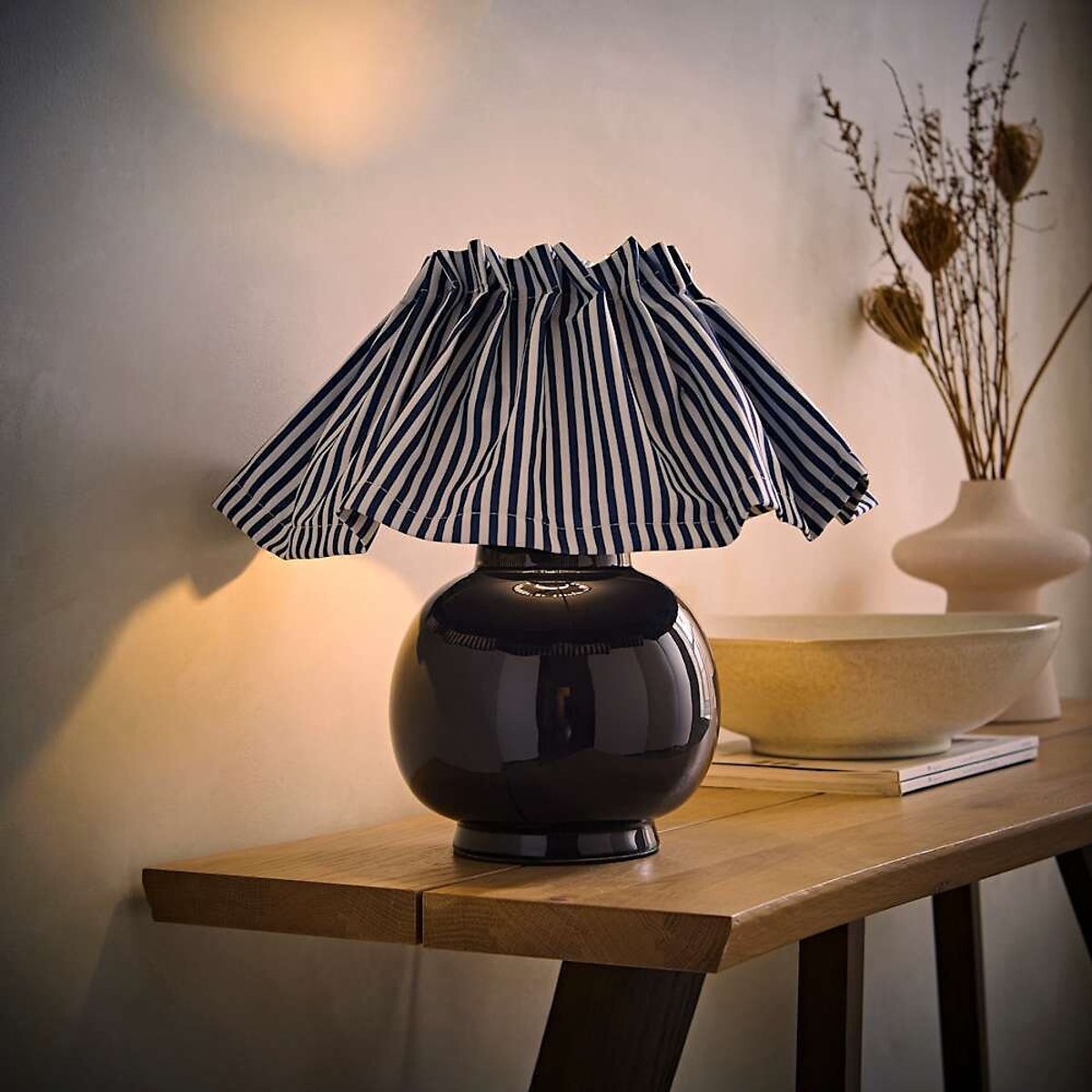 Arlo Ceramic Table Lamp with Pinstripe Pleat Shade navy blue, SO'HOME