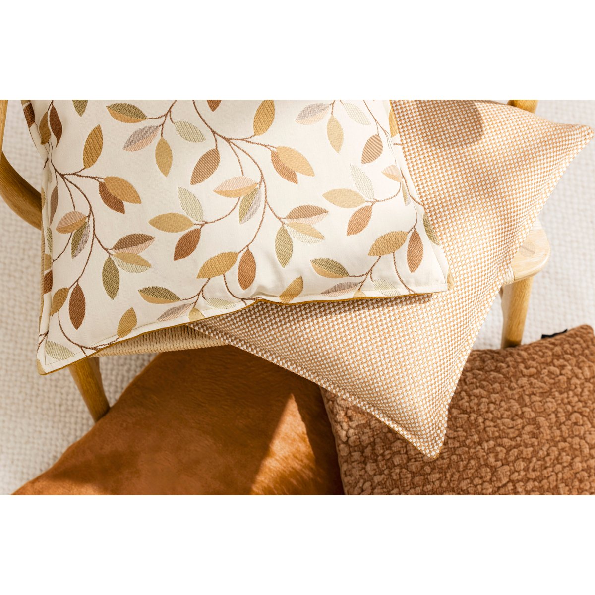 Housse de coussin jacquard motif feuillage AVENIA tons de cuivre sur fond beige, MAGMA HEIMTEX