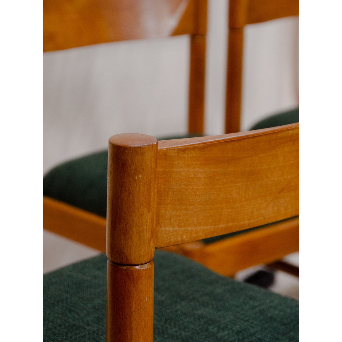 Lot de 6 chaises en hêtre Alma N°2135 - Bon état bois clair, DEBONGOUT