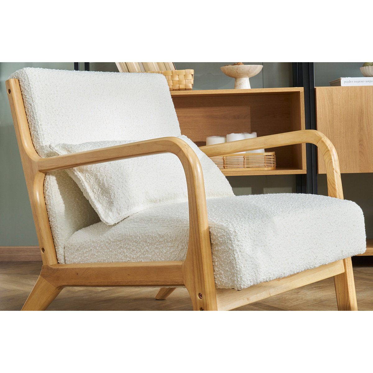 Fauteuil scandinave en tissu effet laine bouclée blanc et bois clair massif DERRY blanc, MILIBOO