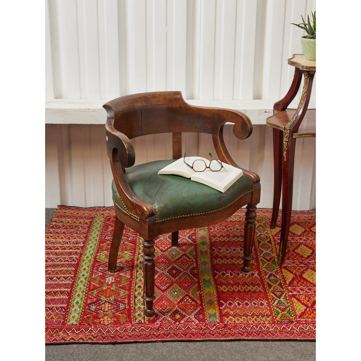 Fauteuil de bureau en cuir craquelé Ernest N°1078 - Bon état bois foncé, DEBONGOUT