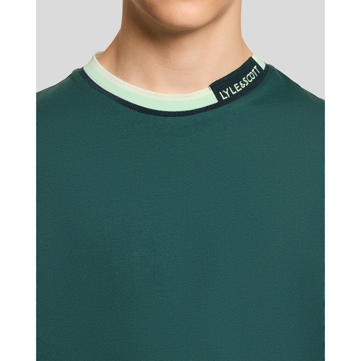 T-shirt à liserés contrastés logo au col vert everglade, LYLE & SCOTT