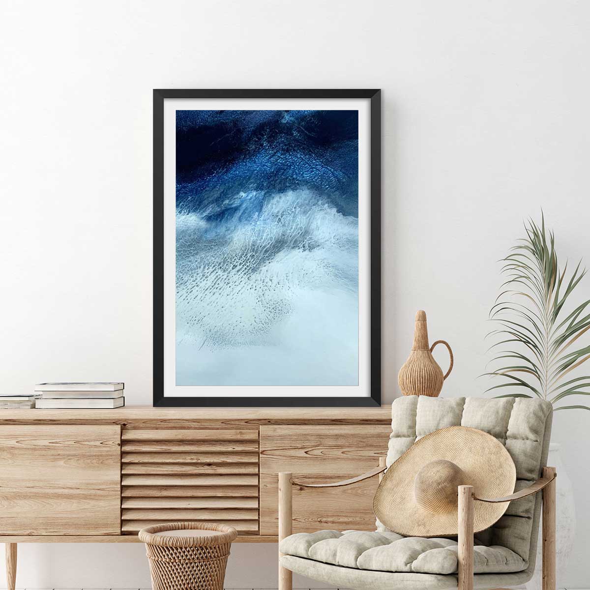Poster bleu rivage affiche + cadre en bois - noir, HEXOA