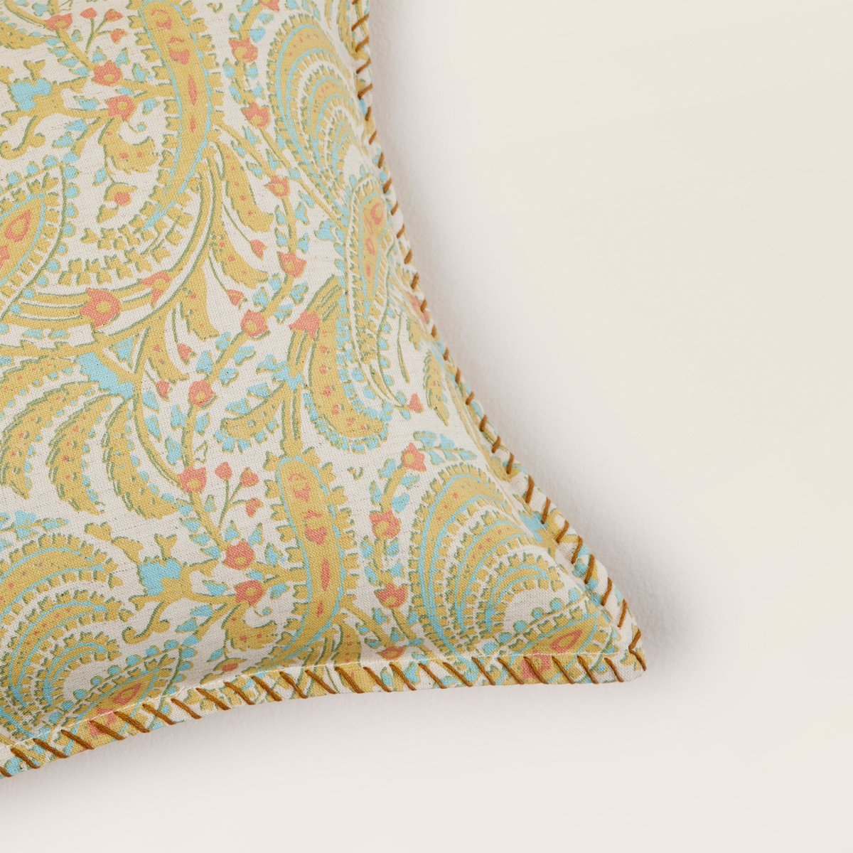 Housse De Coussin en Métis coton et lin à motif paisley PADMA jaune indien et écru, MADURA