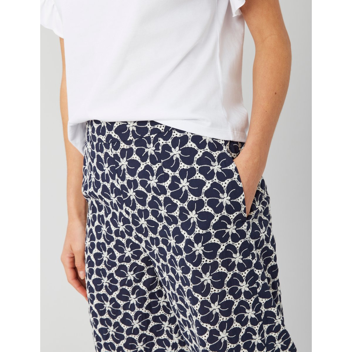 Pantalon brodé bleu foncé, BZB