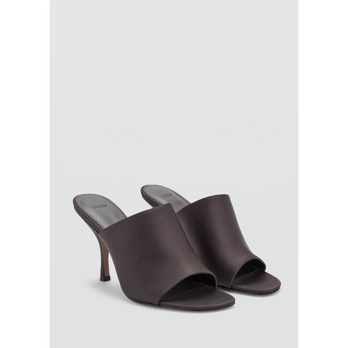 Sandales à talon avec large bride chocolat, MANGO