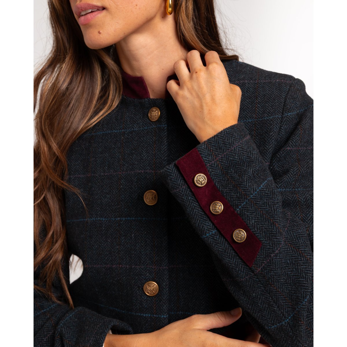 Veste à motif chevron bleu et gris avec détails en veloursVeste courte à carreaux avec détails en velours bordeaux et boutons dorés tableaux, THE-ARE