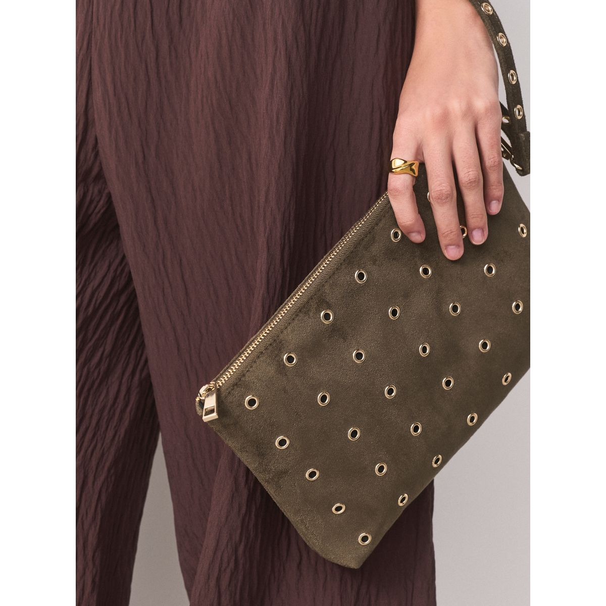 Pochette en suédine à œillets marron chocolat, NEXT