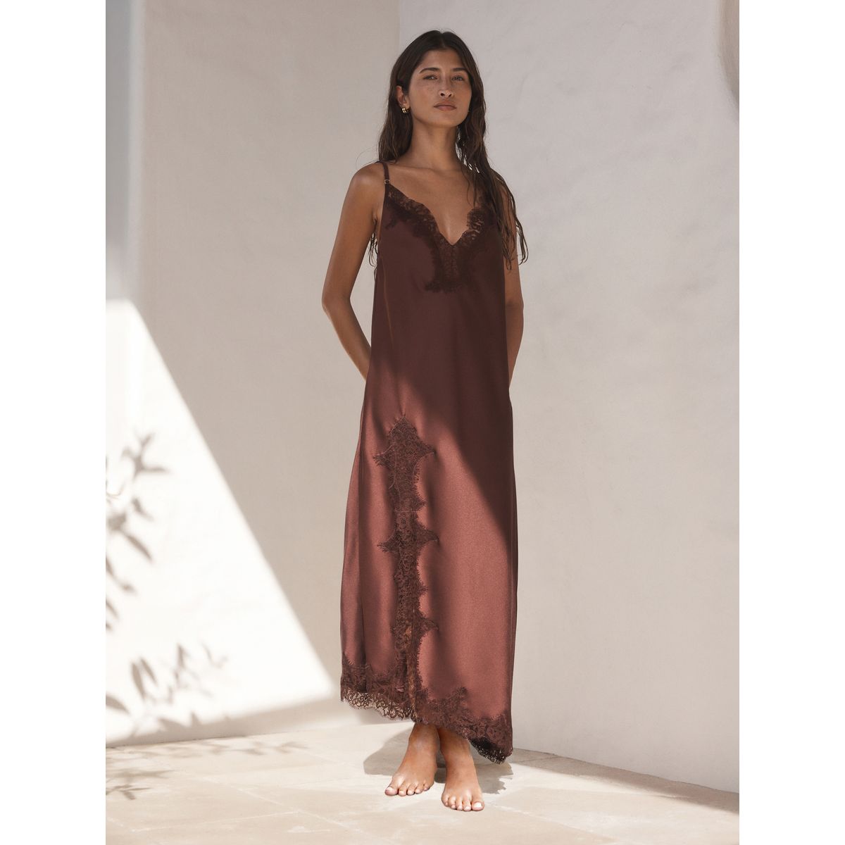 Robe en satin avec finitions dentelle marron chocolat, NEXT