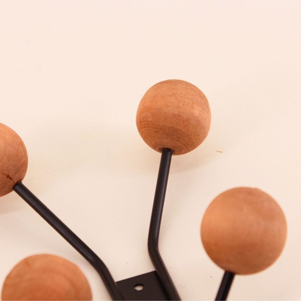 Patère design en bois et métal 4 têtes noir, ORNAMI